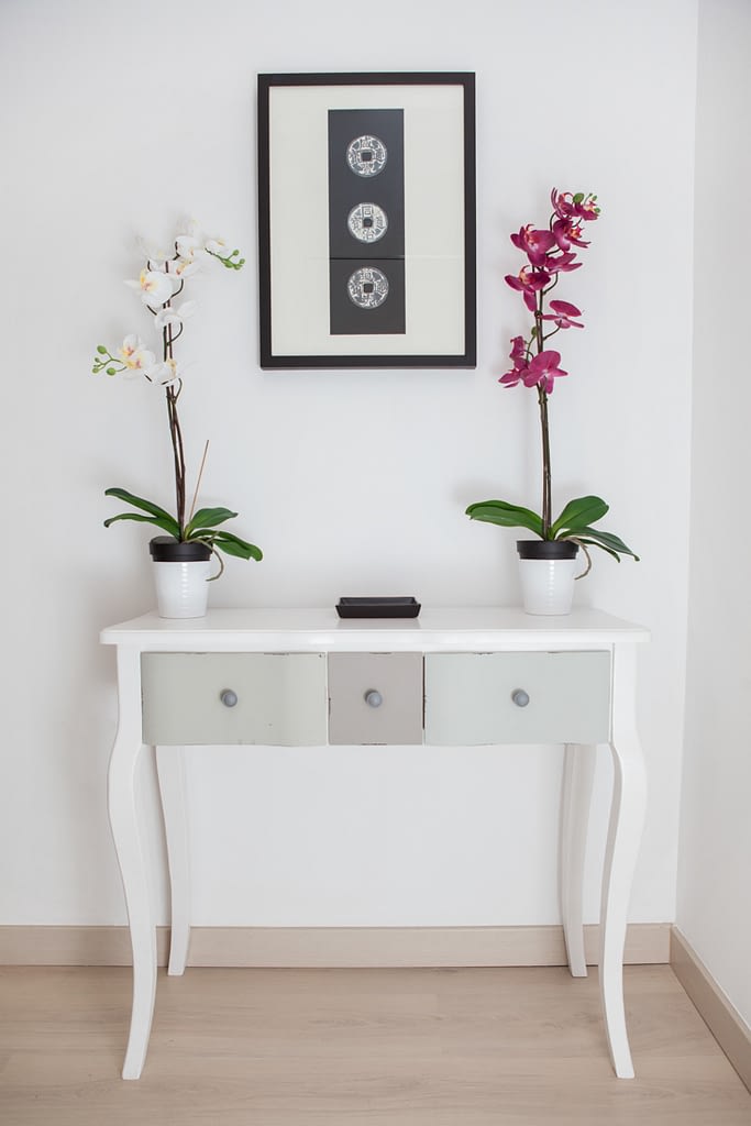 detalles de decoración para pasillos, fotografo andreas grunau, mesa recibidor