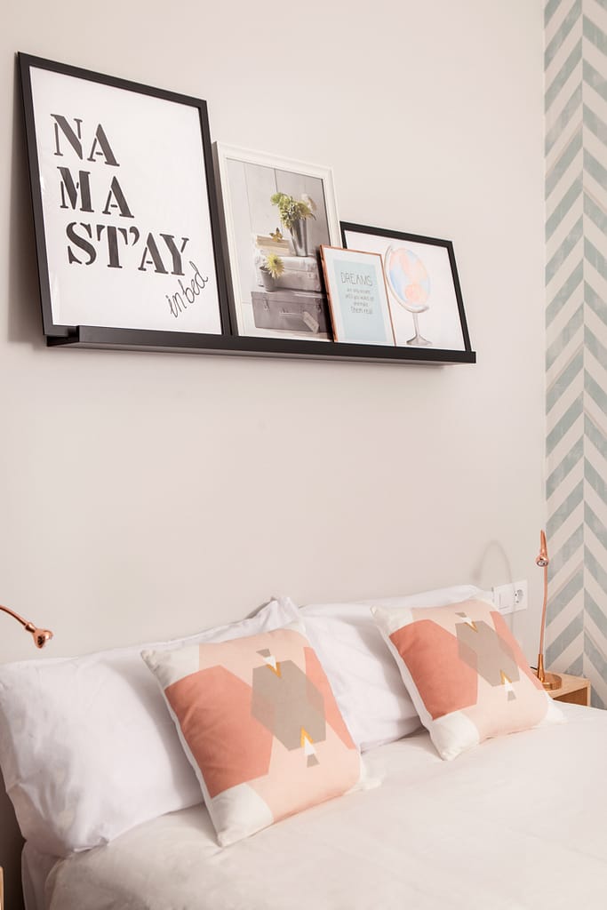 Decoración de dormitorios, balda sobre cama, cuadros sobre cama, andreas grunau