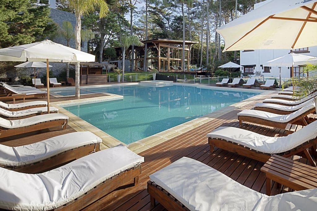 Pileta y solarium del apart hotel rincón del duende en Mar de las Pampas