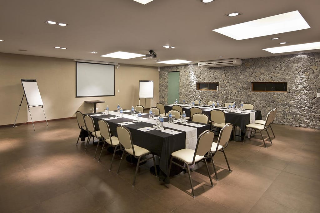 Salón de convenciones del apart hotel rincón del duende