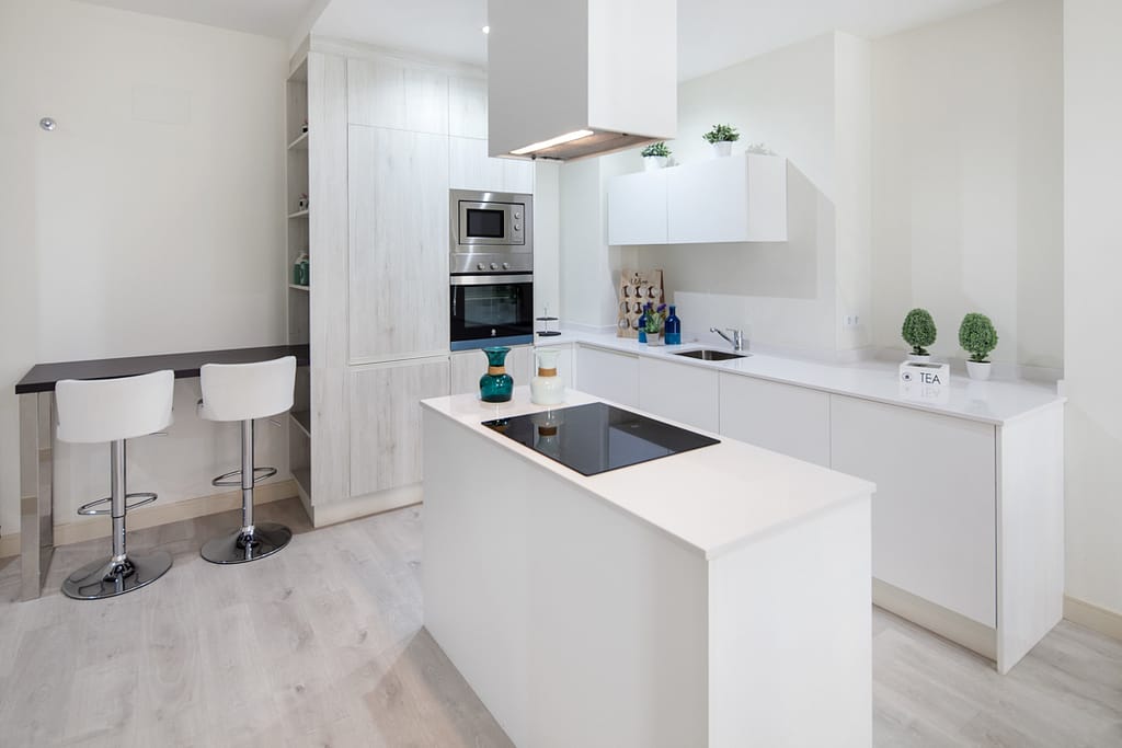 ideas decoración de interiores, cocina moderna, cocina con isla central, cocina blanca
