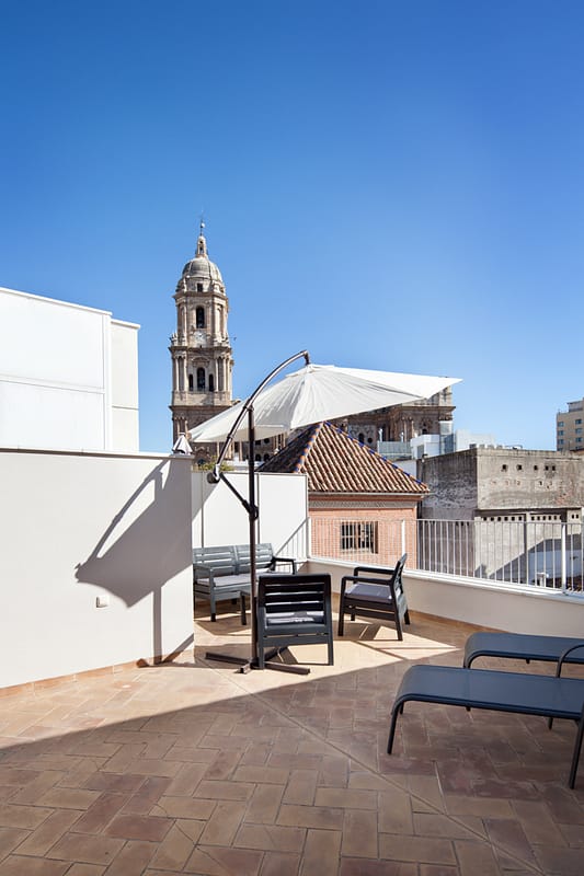 Terraza con vista a la catedral de Málaga