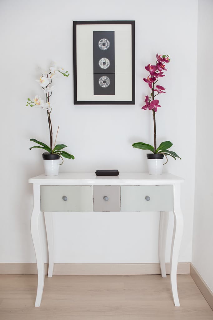 detalles de decoración para pasillos, fotografo andreas grunau, mesa recibidor